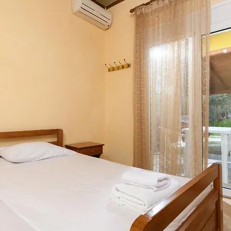 Qyra Hotel *